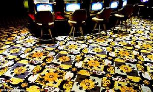 在拉斯維加斯最為著名的賭場，即使地毯顏色艷麗，但也無法分散賭客們的注意力。