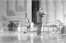 趙艷芳(左)演奏《憶事曲》