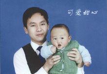 2004年12月，與兒子王煒懿在武漢。