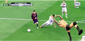 　 博阿滕被梅西過掉的瞬間，遭到網友惡搞。