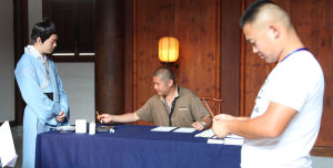 方言導演在拍攝現場導戲