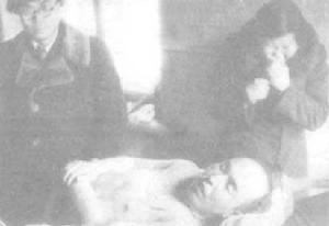 1946年3月12日下午2時，李兆麟的夫人金伯文（右一）到鐵路醫院瞻仰李兆麟遺體。李兆麟受害是七刀八孔。
