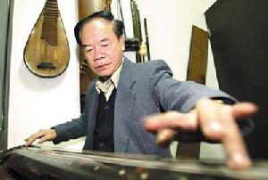 （圖）嶺南派古琴演奏家謝導秀在輕撫古琴