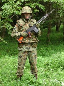 手持64式步槍的陸上自衛隊隊員