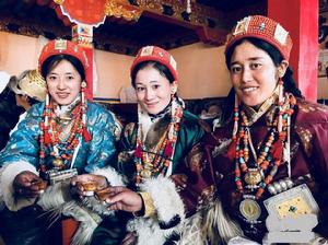 2017年12月仁貢村多瓦組村民在敬獻青稞酒