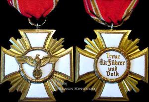 25年長期服役獎章還存在另一個版本，反面帶別桿，授予對納粹黨有特殊貢獻的老黨員，由於最終被德意志勳章所取代，因此僅僅存在原型並沒有生產，以上是仿品。