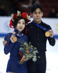 隋文靜（左）/韓聰在頒獎儀式上