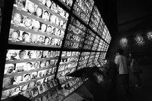 南京大屠殺紀念館，人們在參觀倖存者照片