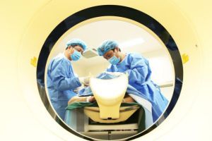 李志剛教授（左一）正在做手術