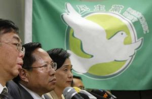 香港民主黨近年一再出現桃色醜聞，作為黨主席的何俊仁（左）及副主席的劉慧卿（左二）被指有難以推卸的責任。