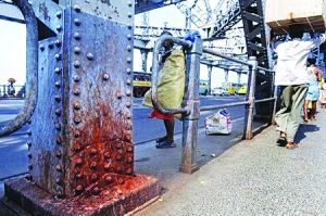 民眾嚼完Gutkha煙後吐出的口水致豪拉大橋支柱腐蝕嚴重