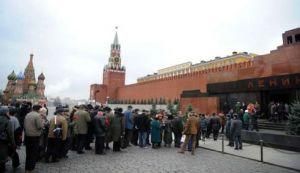 列寧墓前遊人如織