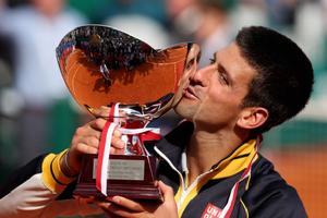 男子單打冠軍諾瓦克·德約科維奇親吻獎盃