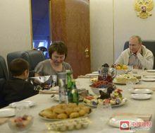 普京與遠東洪災遇難者家人用餐
