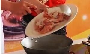 將竹鼠切成塊，加入姜、酒、鹽醃製半小時