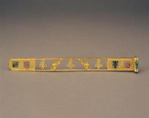 金鏤空蝠壽扁方 金鏤空蝠壽扁方