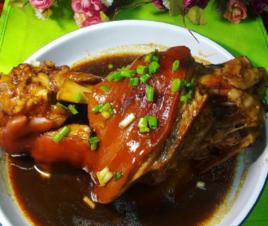 老湯燉肘子 老湯燉肘子