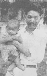 郁達夫抱著兒子郁大雅(1944年在印尼蘇門答臘的巴爺公務)