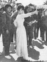 身穿奧黛的龍夫人