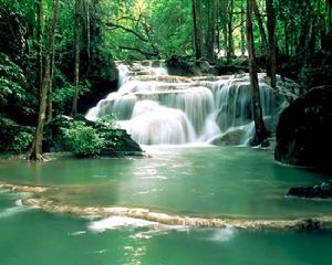 四川省阿壩藏族羌族自治州境內的九寨溝風景