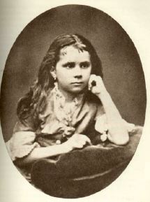 艾瑪&middot;瑪德蓮娜&middot;羅莎麗亞&middot;瑪莉亞&middot;約瑟法&middot;巴巴拉&middot;奧希茲（Emma Magdalena Rosalia Maria Josefa Barbara Orczy）出生於匈牙利赫維什州的塔那爾斯（Tarna&ouml;rs），是菲利克斯&middot;奧希茲男爵（Baron Felix Orczy）與艾瑪&middot;沃斯女伯爵（Countess Emma Wass）之女。他們在匈牙利的知名友人有夏爾&middot;古諾、弗蘭茲&middot;李斯特與理察&middot;華格納等。因害怕可能發生的農民革命，她與雙親於1868年逃離匈牙利。她曾先後在布達佩斯、布魯塞爾與巴黎居住過，艾瑪也在這段時間裡學習音樂。直到1880年，一家人搬到倫敦並寄住在同鄉法蘭西斯&middot;畢希勤（Francis Pichler）在大波特蘭街（Great Portland Street）162號的住所。之後，艾瑪就讀於西倫敦藝術學校（West London School of Art），然後進入赫瑟禮美術學校（Heatherley's School of Fine Art），並在此結識她未來的先生蒙塔古&middot;麥克萊恩&middot;巴斯多（Montague Maclean Barstow），兩人於1894年結婚。