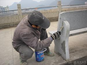 修補石凳的泥水匠