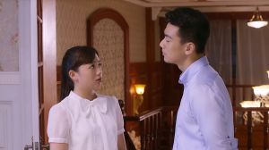 戴流蘇耳環的少女