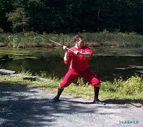 看著比人還高的歐洲雙手巨劍,普通人能駕馭得了嗎?