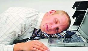 領帶用料混合了絲質，光滑柔軟，打工仔枕在上面熟睡，臉上也不會留下壓痕，就算在計算機前小憩，醒來也不會被人發現。