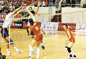 4.2中國女排兩連敗，楚金玲在比賽中扣球