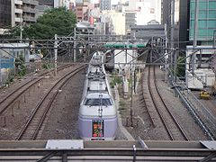 （圖）駛進澀谷站的E351系