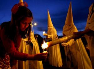 午夜神父點燃教徒手中的蠟燭