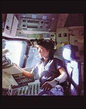 薩莉·賴德在太空梭上