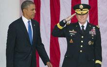 登普西在敘利亞軍事行動的犧牲士兵的葬禮上向歐巴馬敬禮。