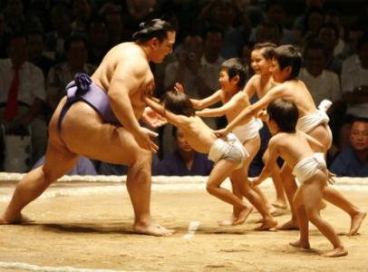 “美女配野獸”——為什麼日本美女都想嫁給相撲運動員?