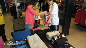 求知中學志願者為可新募捐