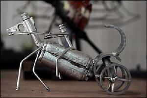（圖）用廢舊武器製成的馬