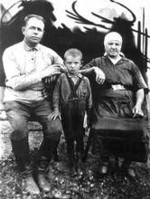 兒時的戈巴契夫（中）和父母