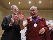 2010年，達喇喇嘛獲民主基金會民主服務獎章