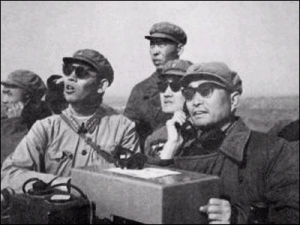 1964年10月16日，我國第一顆核子彈爆炸成功。張愛萍將軍（右一）在試驗場向周恩來總理報告。