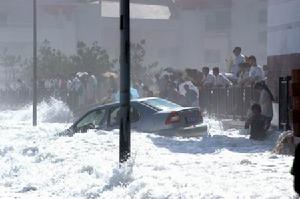 7月10日，一輛汽車被海浪湧起。