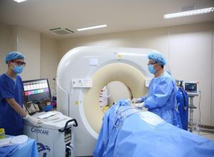 李志剛教授（右一）正在做手術