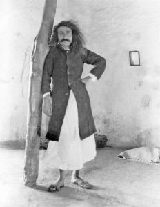 1927年美赫巴巴身穿卡姆里棉衣，美拉巴德