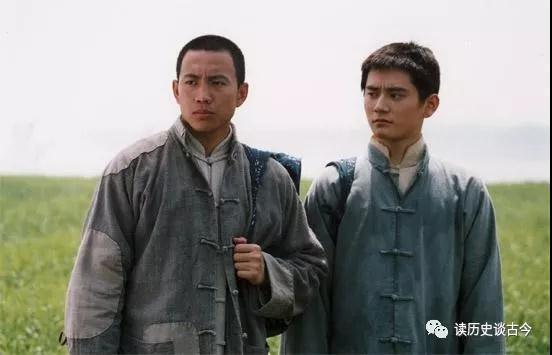 毛主席去湘鄉求學時作了兩首詩: 告訴我們什麼是少年壯志不言愁! 毛主席去湘鄉求學時作了兩首詩: 告訴我們什麼是少年壯志不言愁!