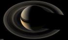 “卡西尼”號在飛越土星光環