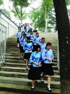 開學典禮中,部分女生身著五四青年服