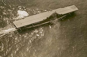 約克城號在外海進行適航測試。甲板仍未完全上油。攝於1943年。
