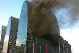 2011年12月15日，西環廣場火災現場濃煙滾滾