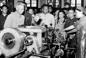 (圖)1958年9月28日國家副主席劉少奇視察南京工學院,勉勵幹部職工辦好社會主義大學