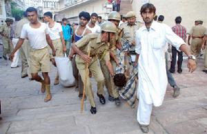 3·4日印度北部寺廟踩踏事件